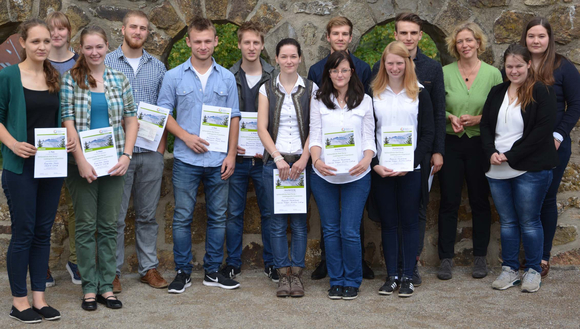 Die Gruppe der Preisträgerinnen und Preisträger mit Bürgermeisterin Annette Niermann